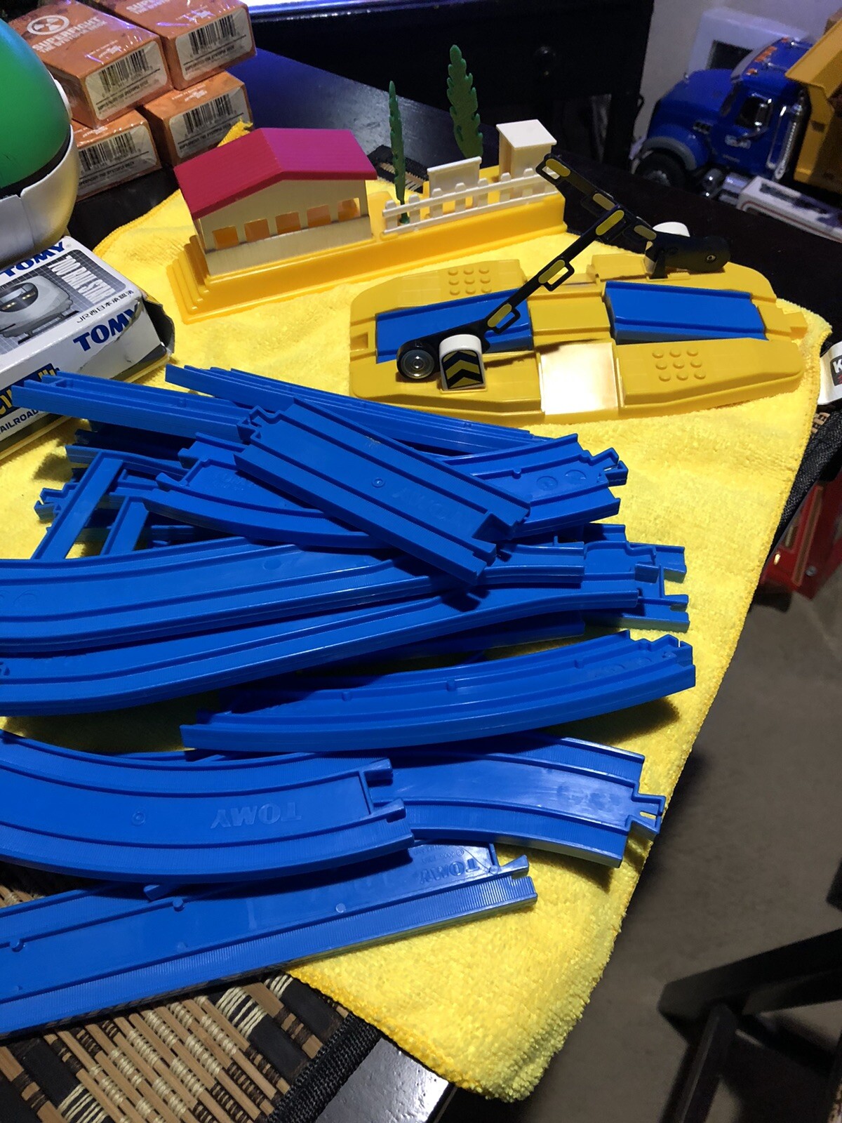 tomy motorized road rail system