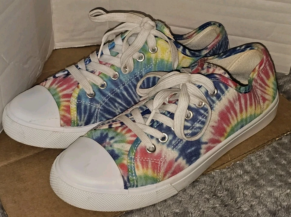 Tenis de lona coloridos teñidos atados con cordones años 60 zapatos hippy ropa de festival de música Foto 2 de 4