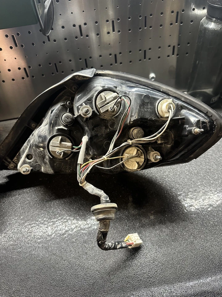 Задний фонарь со стороны водителя 2007-2008 Hyundai Tiburon левая четверть панели смонтирован б/у - Изображение 2 из 4