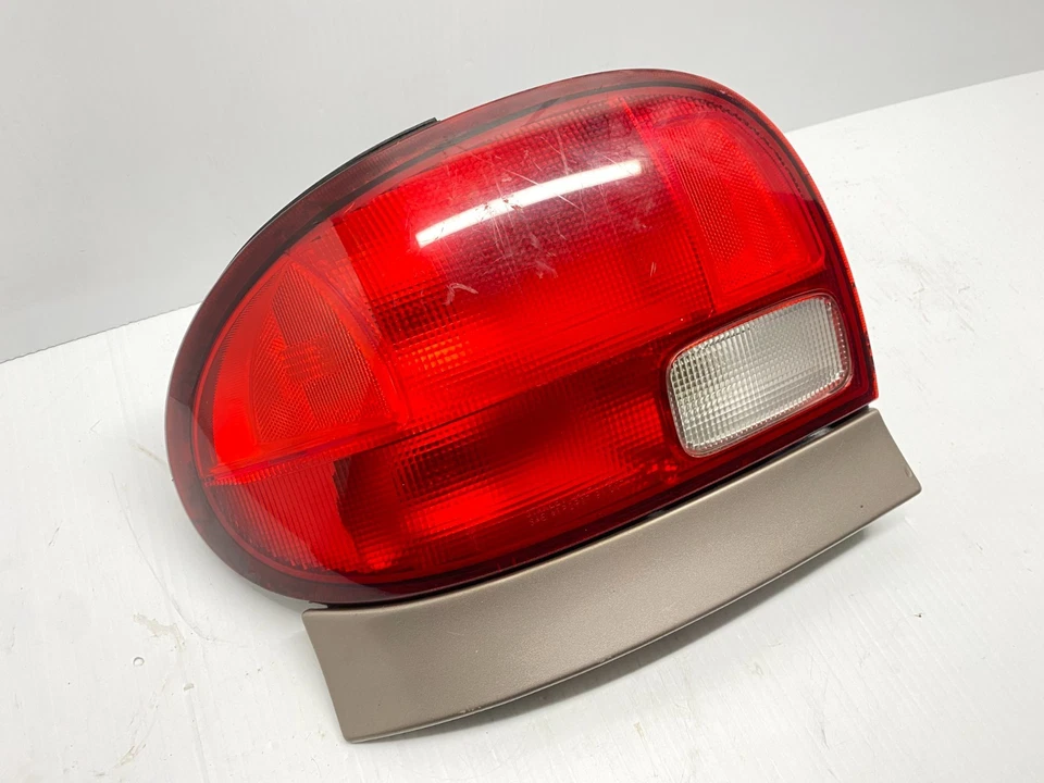1995-2001 CHEVROLET GEO METRO LEFT DRIVER SIDE TAIL LIGHT LAMP - OEM 166-60245L - Image 2 of 4