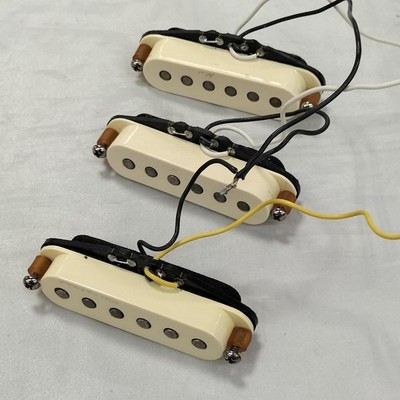 Fender Hot Noiseless Stratocaster Pickup Set Aged White Strat Pickups Case