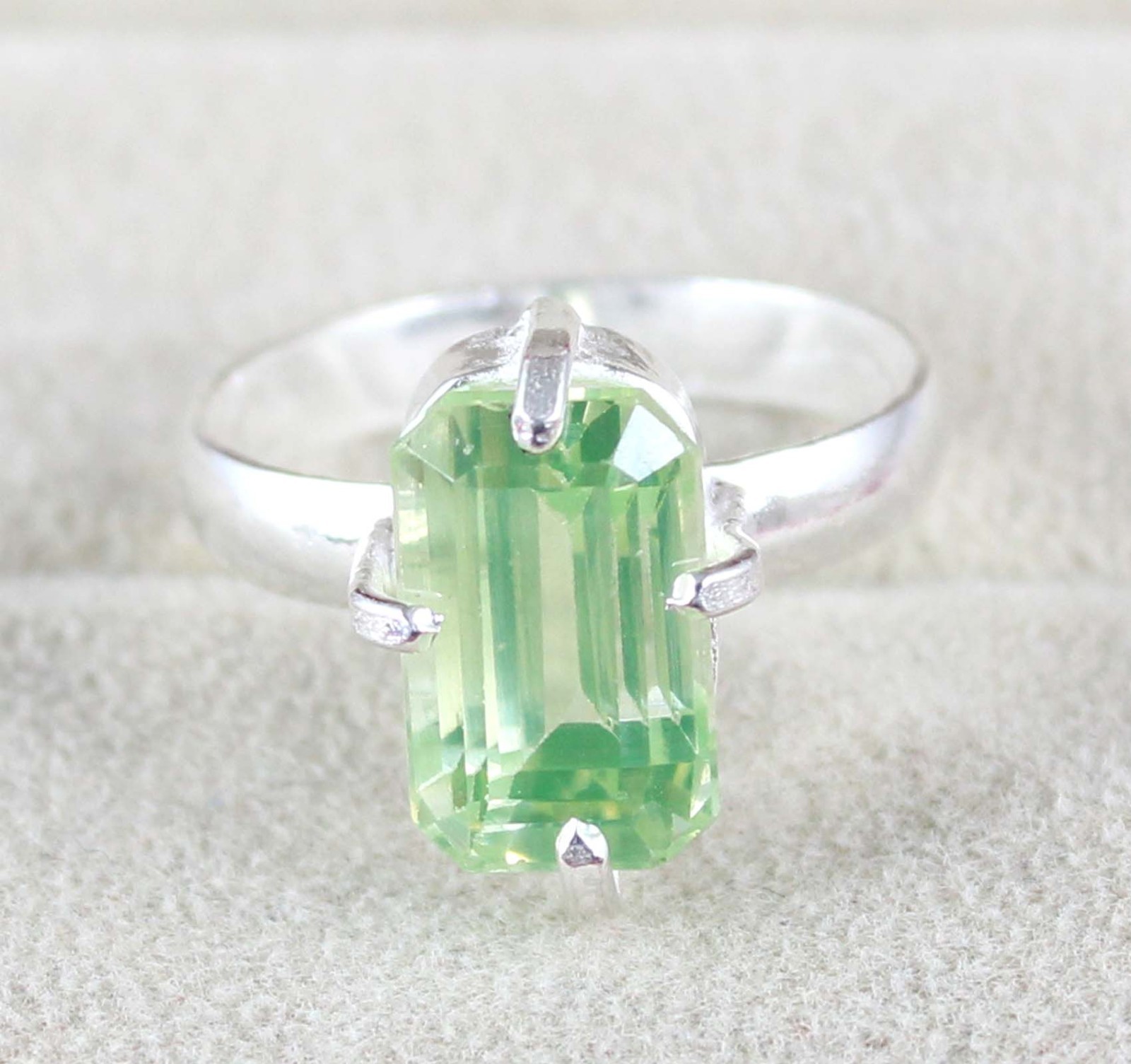 Anello Di Fidanzamento In Argento 925 Con Peridoto Naturale Verde 12.45 Ct