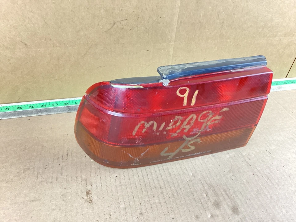 Задний левый задний фонарь в сборе для Mitsubishi Mirage 1989 - 1991 годов выпуска от оригинального производителя - Изображение 2 из 4