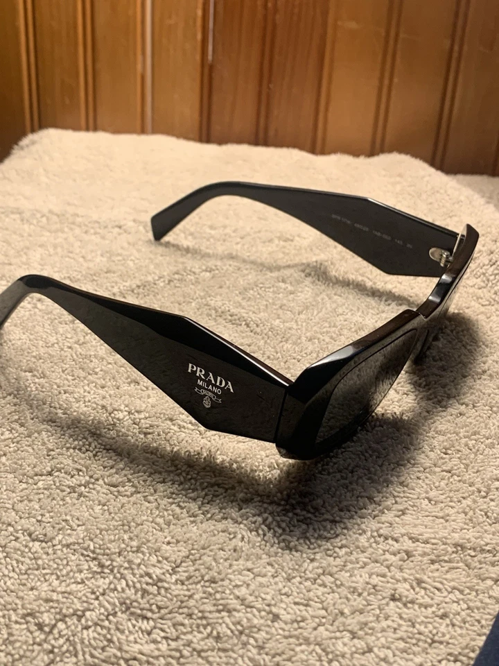 普拉达米兰太阳镜符号设计 — 第 3/4 张图片