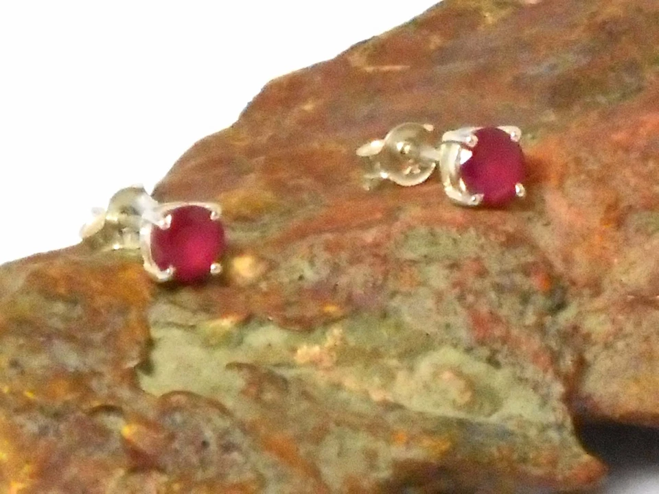 Aretes de plata de ley 925 con piedras preciosas de rubí rojo rosa - redondos de 5 mm Foto 3 de 4