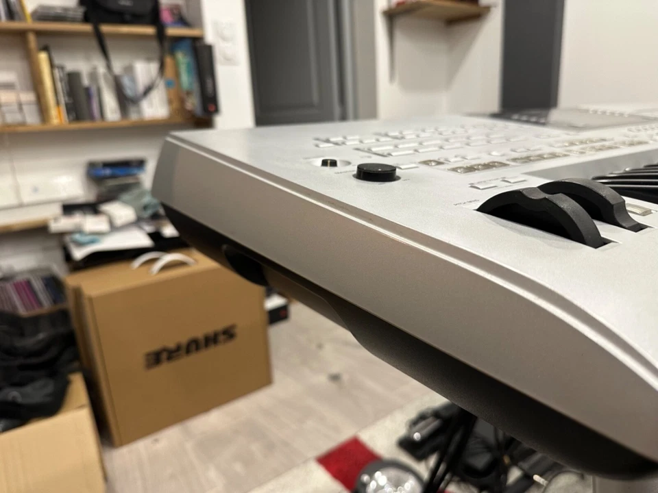 YAMAHA Tyros 4 - Clavier arrangeur 61 touches - Photo 4/4