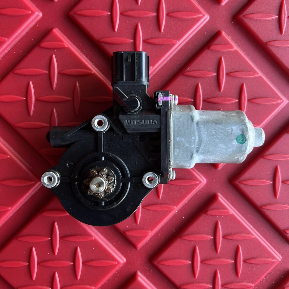 Motor regulador ventana puerta conductor delantero izquierdo Mitsubishi Mirage 2014-2021 OEM Foto 2 de 4