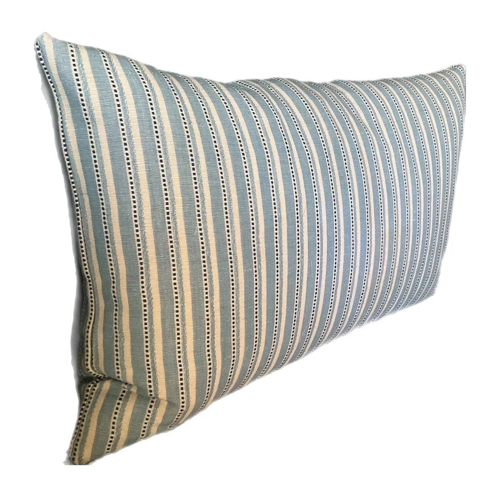 Brunschwig & Fils Nueva Almohada Lumbar Plumón y Pluma Vintage Azul Francés y Azul Marino Foto 2 de 2