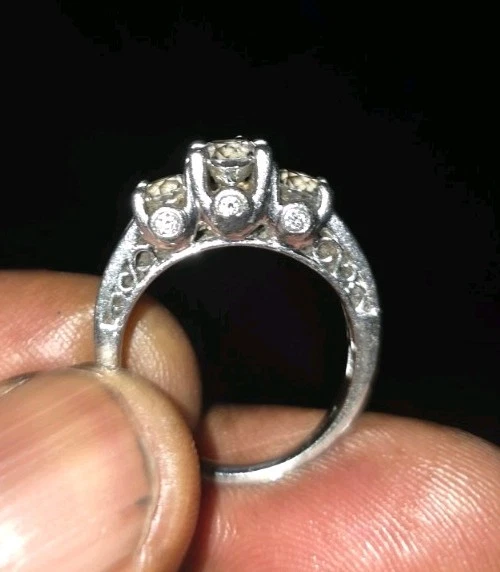 Anillo de compromiso redondo corte brillante de platino puro 950 de 1,99 quilates Foto 3 de 4