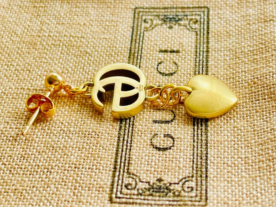 Pendientes Gucci metal logo GG. Corazones 1,5 pulgadas Foto 4 de 4