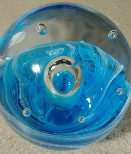 Amazing Hand Blown Glass Paperweight Ball Blue/White 3" MINT - Imagen 3 de 3