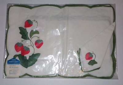 NEW Vintage Set 4 Hand Embroidered Strawberries 12'' x 18'' Place Mats & Napkins