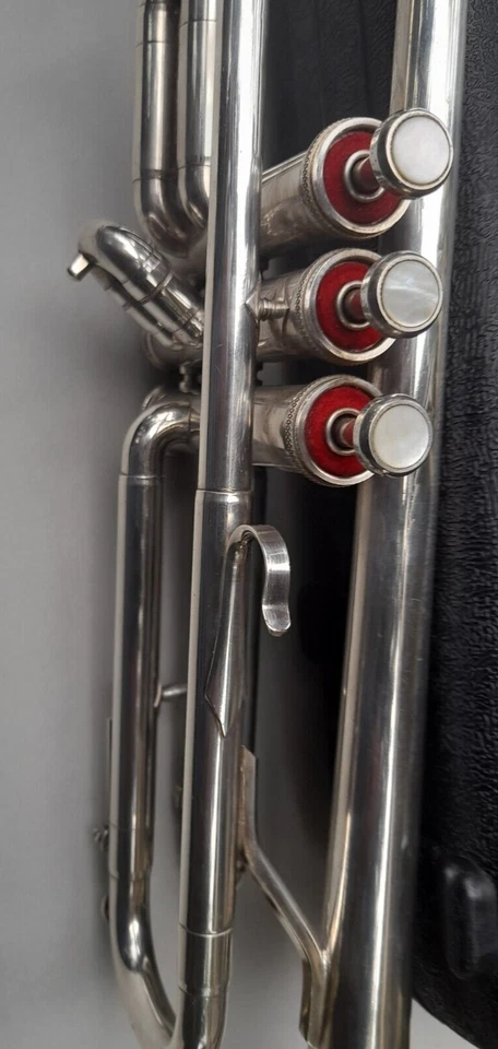 VINTAGE  GRAFTON TRUMPET DALLAS LONDON SILVER PLATED JUPITER MOUTH PIECE W CASE - Image 2 of 4