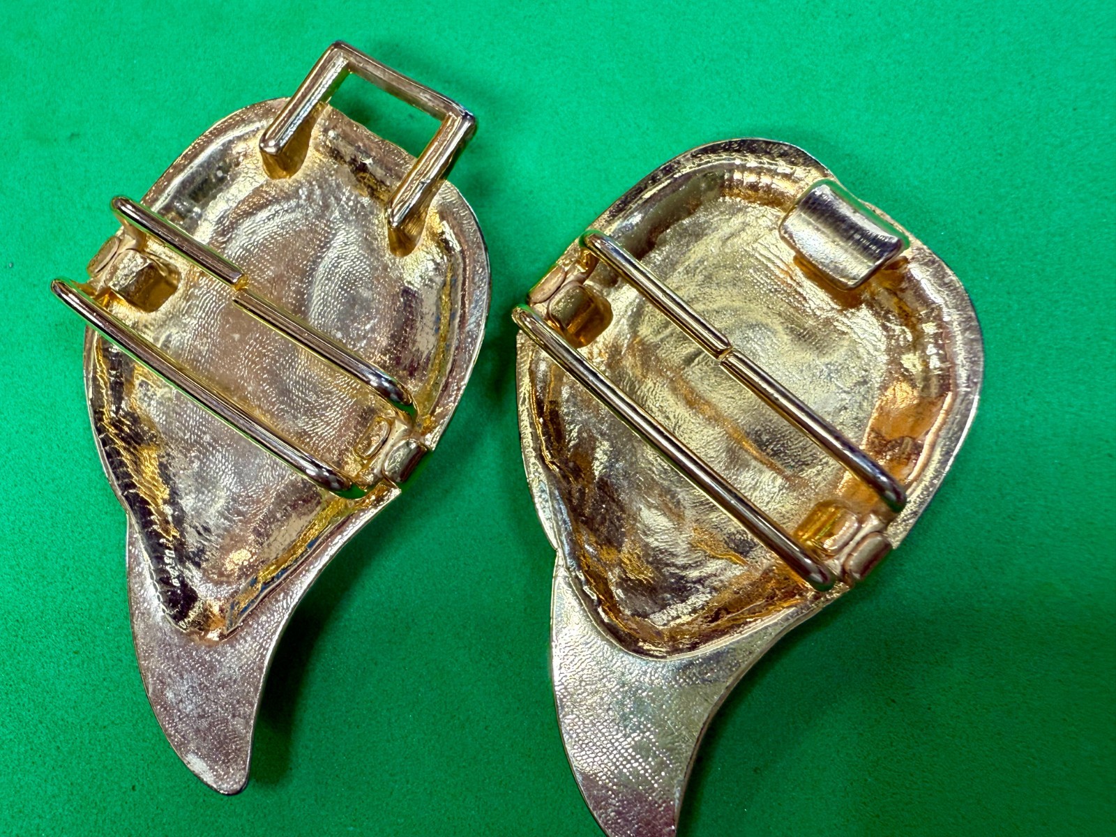 Detailed Double Leaf Interlocking Two Piece Vinta… - image 20