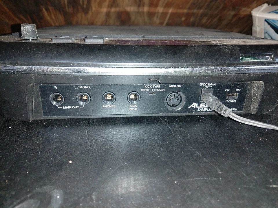 Барабанная машина Alesis Original SamplePad с кабелем питания и коробкой - Изображение 2 из 3