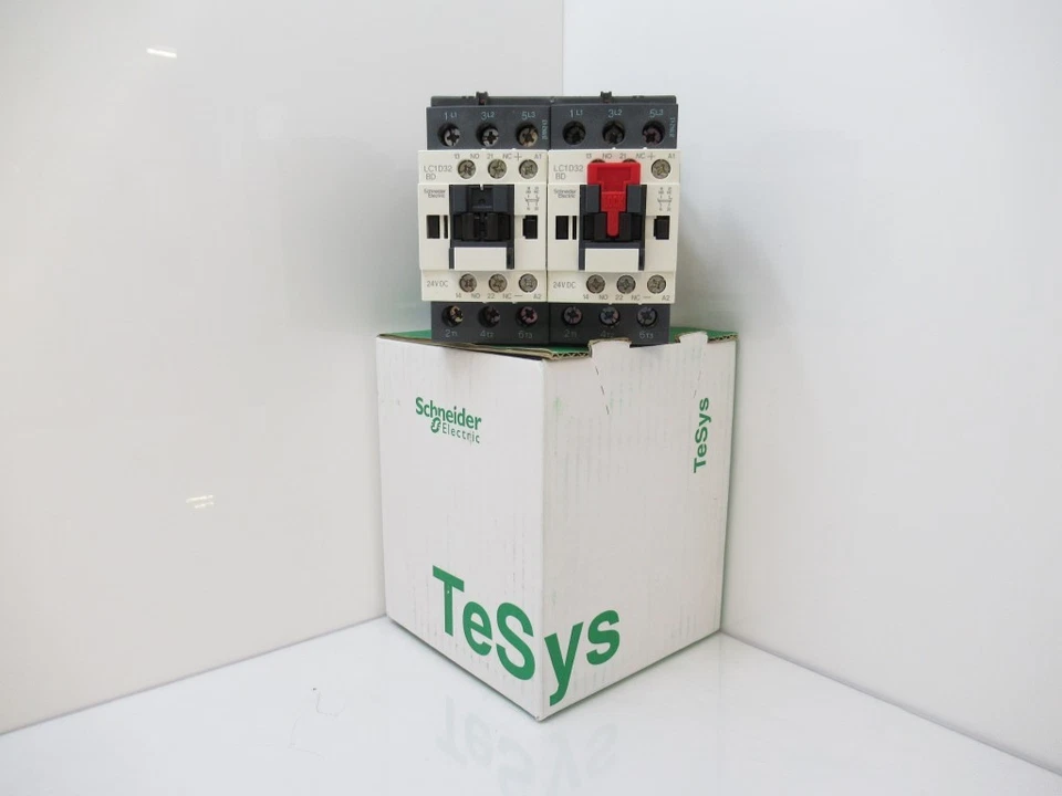 LC2D32BD Schneider Electric TeSys Reversing Contactor 32A 24V DC 3 Poles Screw - Image 2 of 4