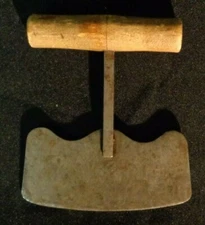 Vintage ULU SKINNING TOOL KNIFE METAL BLADE WOOD HANDLE Antique art (a)