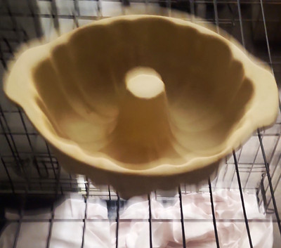 Beige Ceramic Bundt Ring Cake Mold Pan Oven Safe 10in Heritage 1440