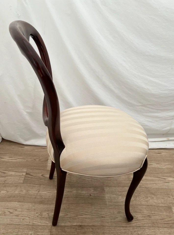 Silla vintage con respaldo en forma de corazón caoba maciza tamaño pequeño rayas damasco Foto 4 de 4