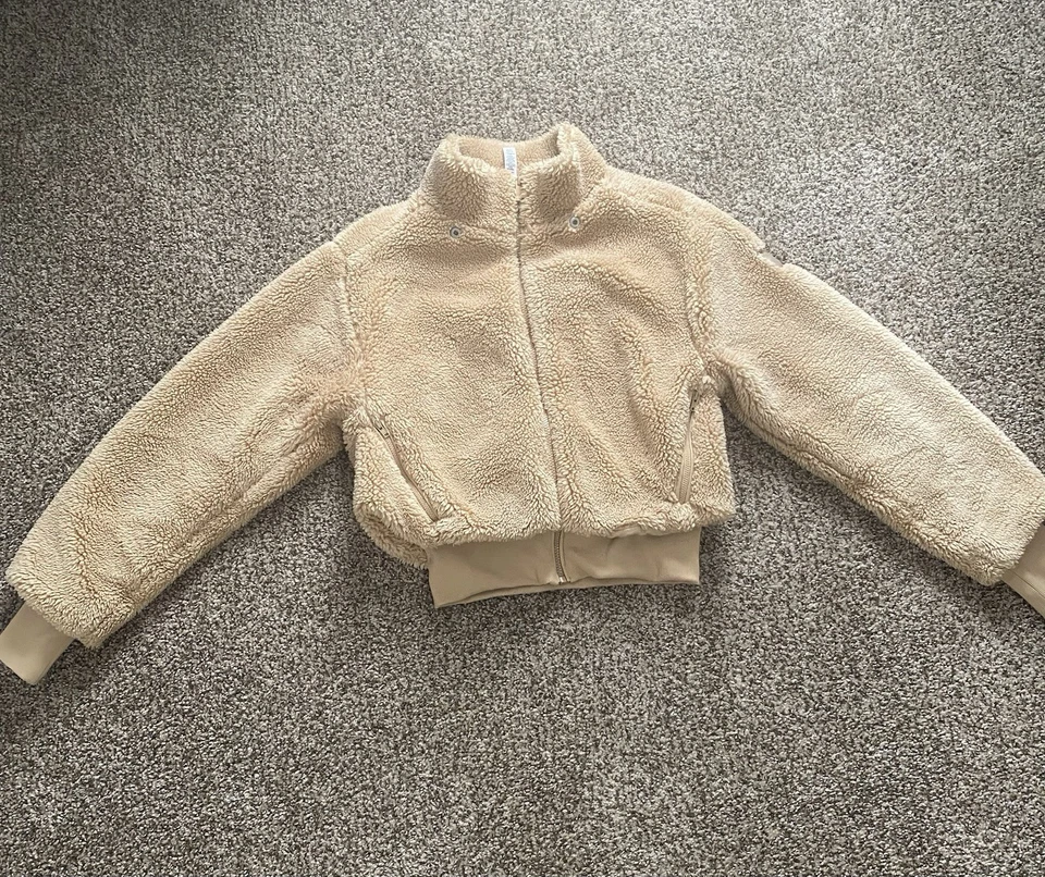 Chaqueta Sherpa Al Yoga Foxy SIN SUDADERA CON CAPUCHA Camel Talla Pequeña Foto 2 de 4