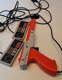 Nintendo 1985 Controllers For NES Console X 2 And 1 X 1985 Zapper Vgc Original 