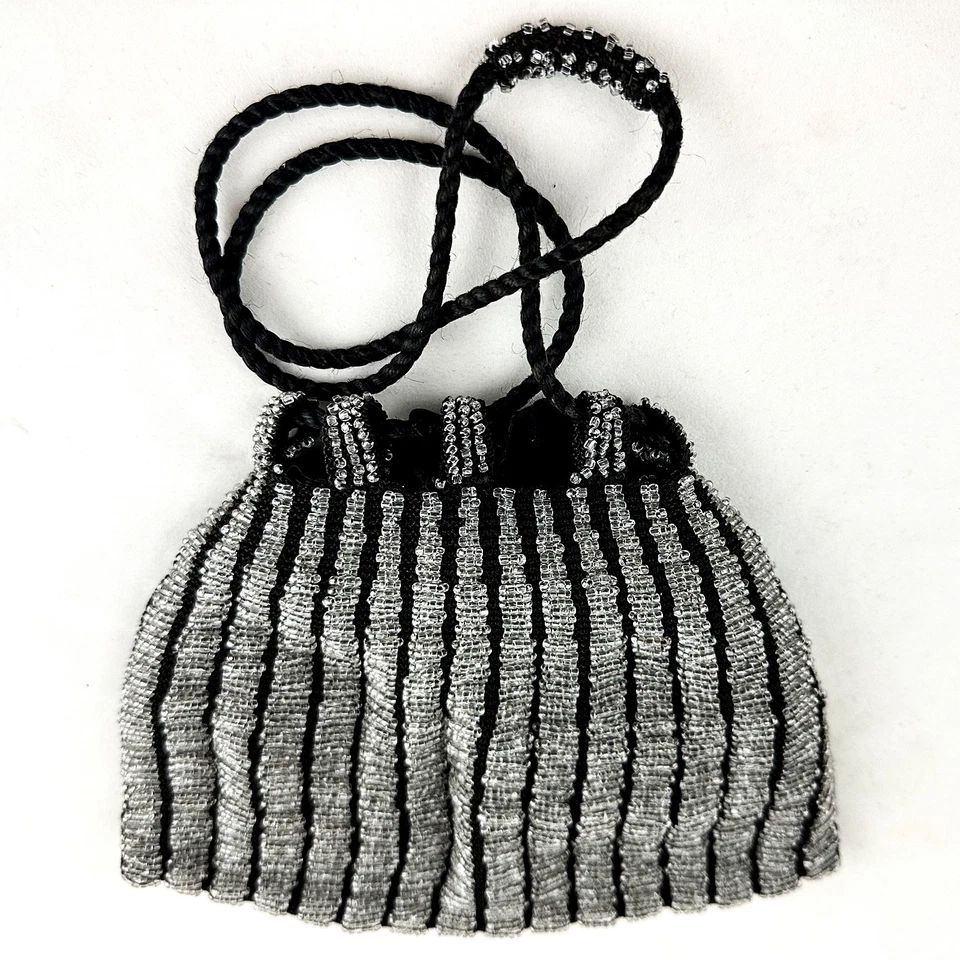 Cartera con solapa/bolso con cordón, cuentas de vidrio transparente sobre fondo negro, cordón negro Foto 3 de 4