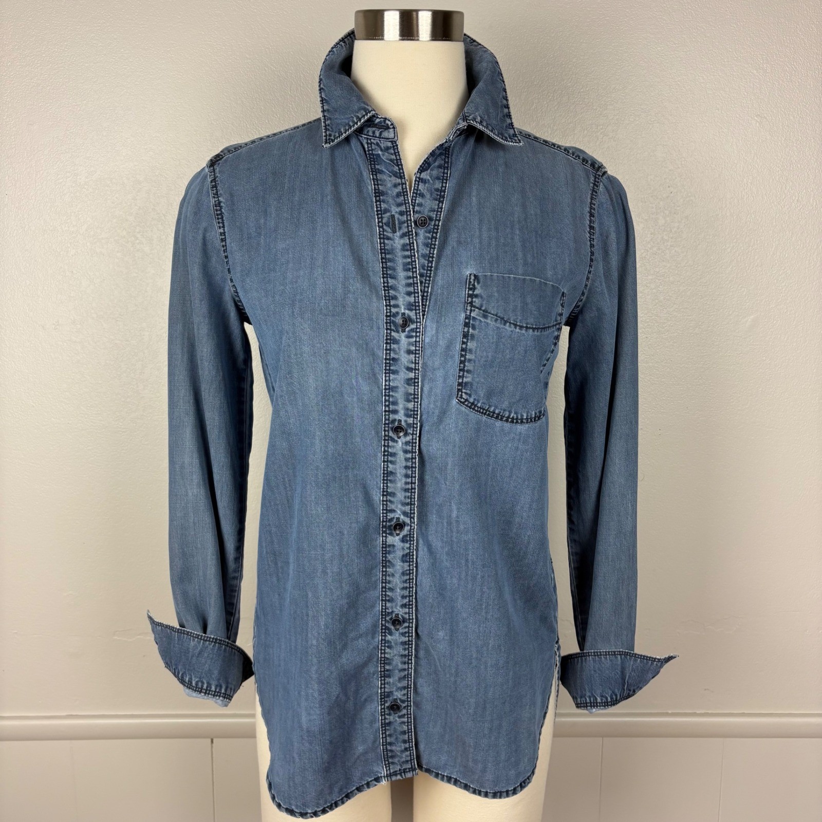 Athleta Bootjack Chambray Lyocell Button Up Shirt Size XXS Split Back Tunic Soft
