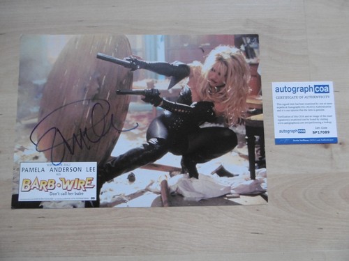Pamela Anderson Autogramm signed A4 Lobbycard "Barb Wire" ACOA