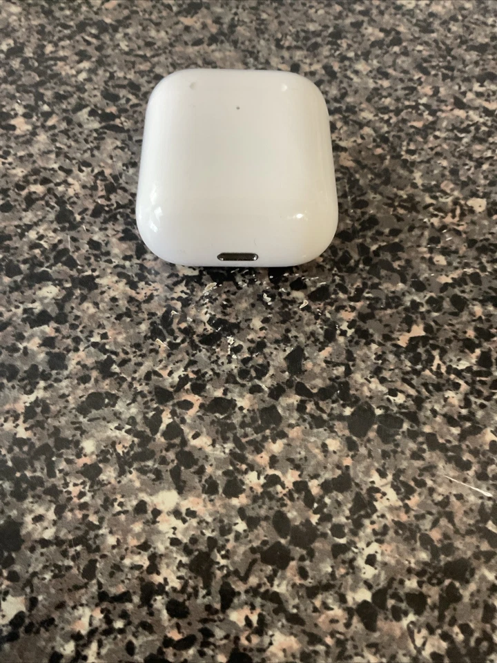 airpod Charging case 1st gen - Image 2 of 4