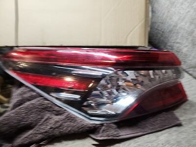 Fits 2018-2020 Toyota Camry SE Right Left Tail Light Lamp Outer TO2805134