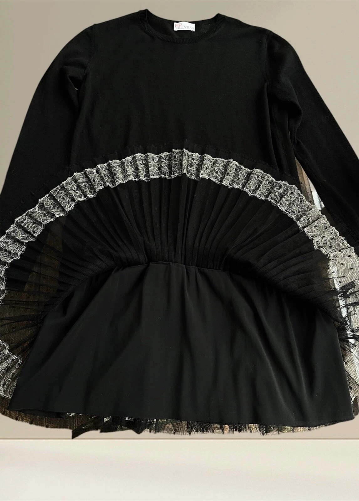 Abito rosso Valentino nero in lana con orlo in pizzo plissettato elegante manica lunga