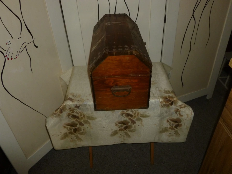 VTG ANTIQUE PRIMITIVE RUSTIC PINE WOOD VAULTED CRAFT STORAGE CHEST / TOOL BOX - Image 4 of 4