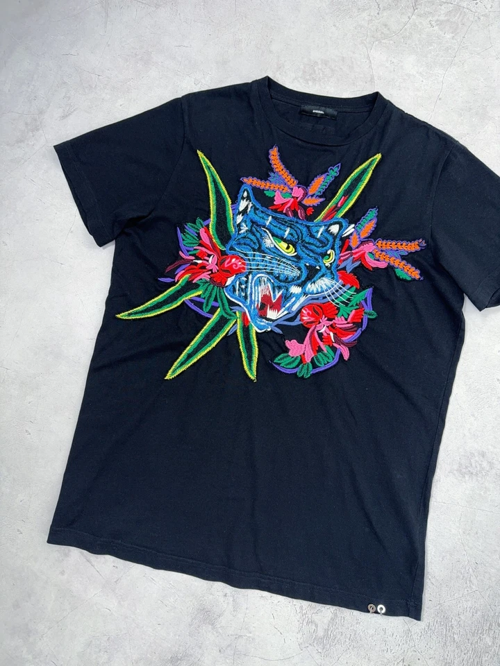 Camiseta Diesel Gato y Flores Logo Bordado Braves Talla Mediana Foto 2 de 4