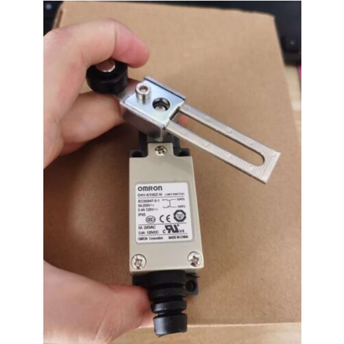 new omron D4V-8108Z-N D4V8108ZN Limit Switch IN BOX FREE SHIPPING