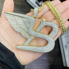 Ciondolo lettera ala volante moissanite taglio tondo 3,50 ct placcato oro giallo 14 carati