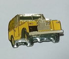 LAND ROVER SERIES 2 METAL LAPEL PIN BADGE IN TRORHY YELLOW CLASSIC 4X4 OFF ROAD