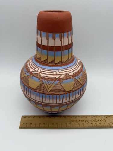 Vintage Native American Etched Pottery Vase 8.75" - Signed VW NAVAJO - Picture 3 of 8