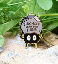 Chihiros Reise ins Zauberland Emaille Pin „Stronger Than You Think“ Motivation