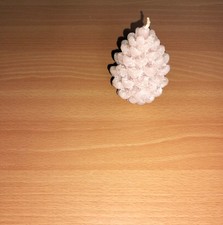 candela decorativa a forma di pigna 
