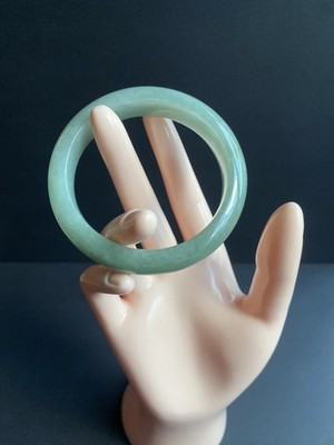 Natürlicher Typ A Jadeit Armreif klar wasser grün eisig wachsartig Flachstab 54,8 mm