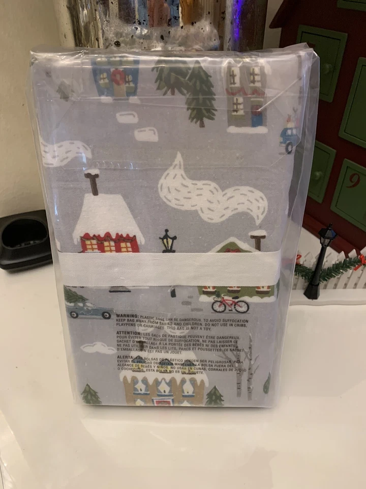 Pottery Barn 假日冬季村庄枕套圣诞节套装 2 礼物 迪士尼 孩子 , — 第 4/4 张图片