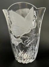 Shannon Crystal Designs Of Ireland Godinger Frosted Butterfly Vase Scalloped 7”