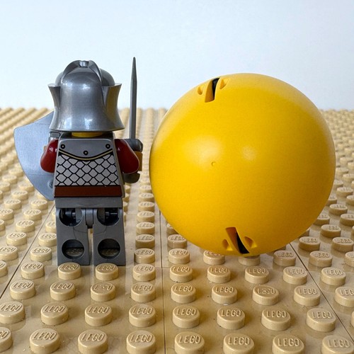 LEGO Ideas: Griffin Knight + Prize Ball Container, idea232, 21358, 2025, VENDING - Picture 2 of 10