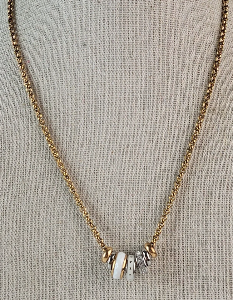 Collar con dije de anillos deslizantes de diamantes de imitación de esmalte blanco tono dorado fósil 19,5 pulgadas Foto 2 de 4