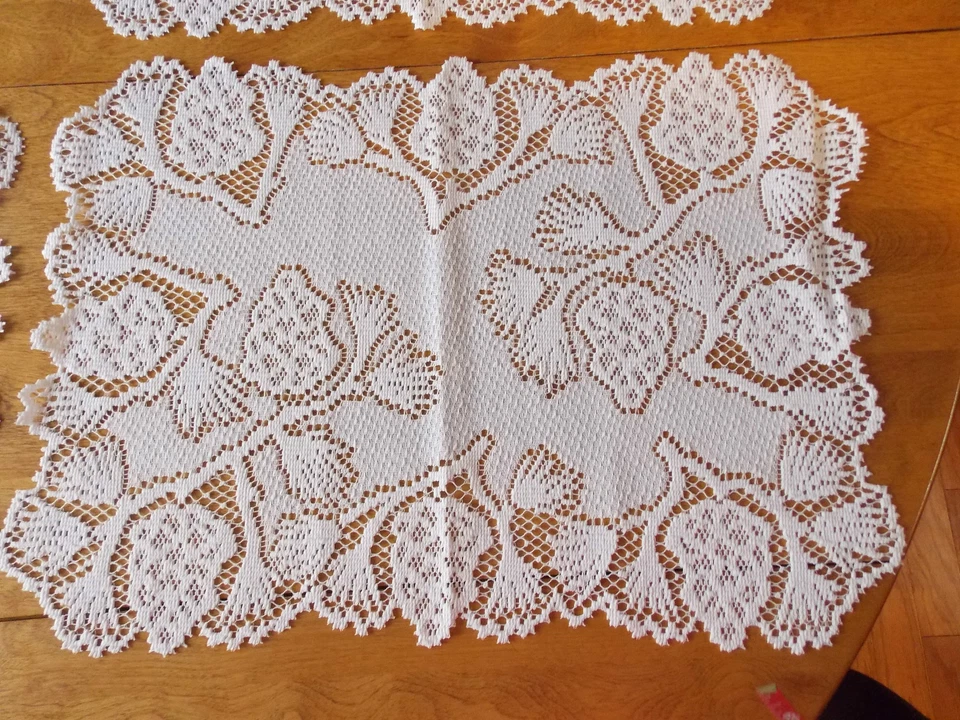 JUEGO DE 4 MANTELES COLGANTES FRESAS BLANCAS ENCAJE PATRIMONIO 20W POR 15L ARTÍCULO 3046 Foto 2 de 3