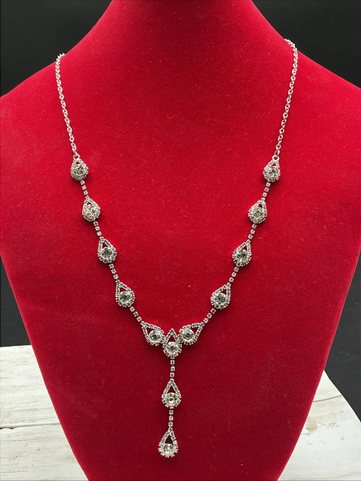 Elegant Silver-Tone Teardrop Pendant Necklace with Sparkling Crystal Accents