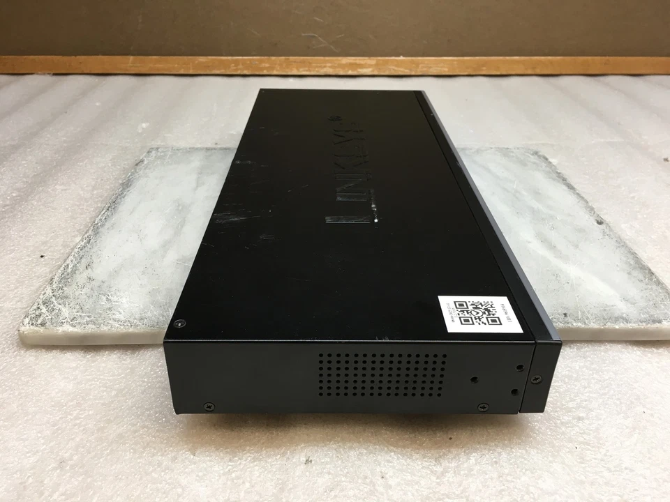 Linksys EF3116 Instant EtherFast Series 3116 16-Port 10/100 Ethernet Switch - Image 4 of 4