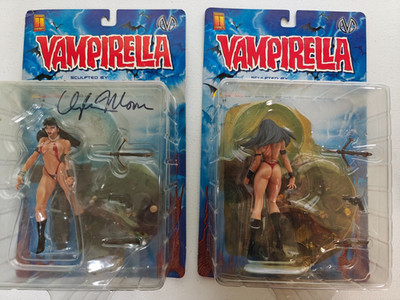 SIGNED 2000 Vampirella Action Figure Clayton Moore FRONT & REVERSE VARIANT