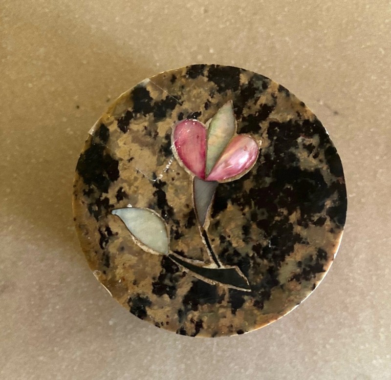 Soapstone Trinket Box w/Lid Mother of Pearl Inlay Made in India