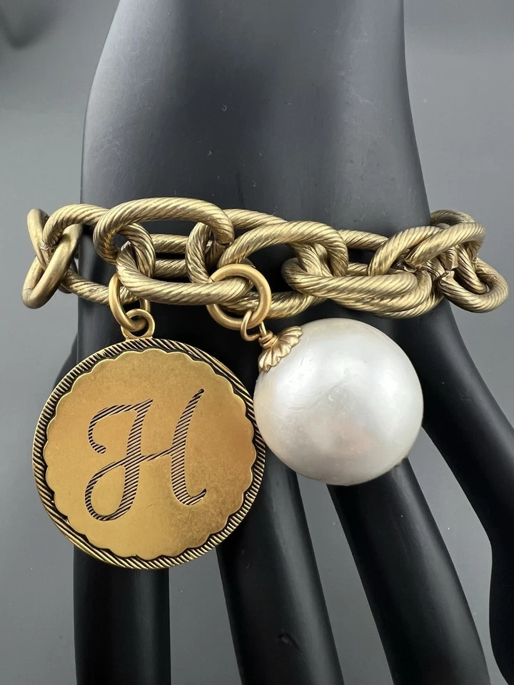 Pulseira Berloque John Wind Sorority Gal Monograma Inicial Pérola Falsa Tom Dourado 7,25 - Imagem 2 de 4